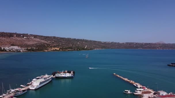 Uitzicht vanuit de lucht op de prachtige stad Chania met zijn oude haven en de beroemde vuurtoren, Kreta, Griekenland. — Stockvideo