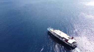 Hava görüntüsü denizde büyük bir yolcu gemisi, yolcu gemisi.