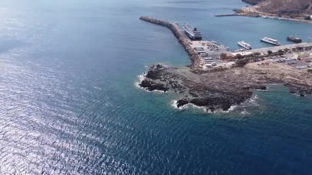 Вид сверху с воздуха 4k на беспилотнике лодки на Крите. — стоковое видео