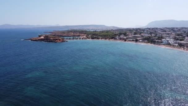 Widok z lotu ptaka na podwodne rafy i skały przybrzeżne na Morzu Śródziemnym w pobliżu plaż z przejrzystą wodą. Kamera patrzy w dół. Kreta, Grecja. — Wideo stockowe