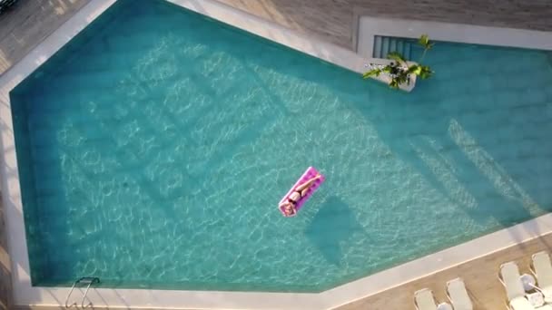 Jong mooi vrouw op lucht matras in het zwembad — Stockvideo