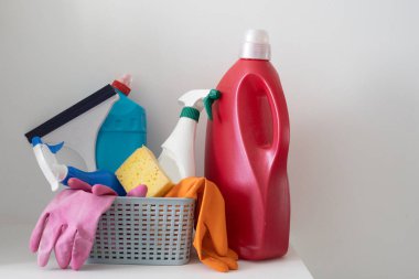 Beyaz arka planda izole edilmiş plastik şişe, temizlik süngeri ve eldivenleri..