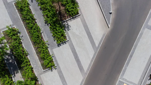 Bovenaanzicht van de luchtfoto van straat met parkeerplaats in de buurt van nieuwe residentiële wooncomplex — Stockfoto