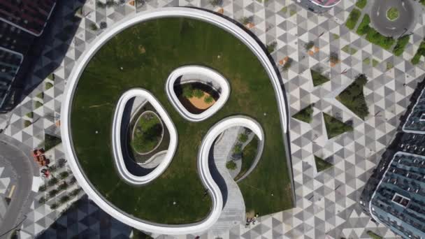 Yeni konut kompleksi yakınında otopark ile sokak havadan üst görünümü — Stok video