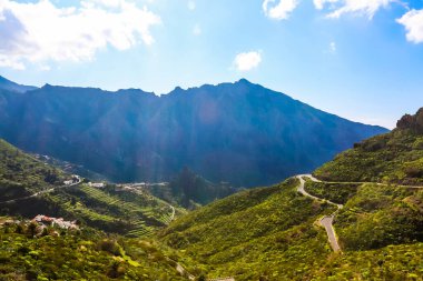 Kıvrımlı bir otoyolun dağlarında durgun bir yerden manzara