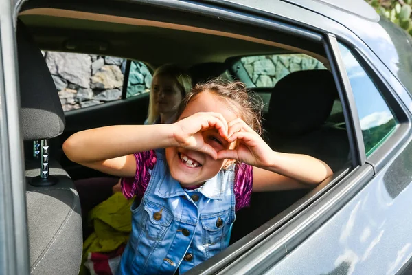 Lite kul tjej hastigheter i bil nära öppna fönstret — Stockfoto