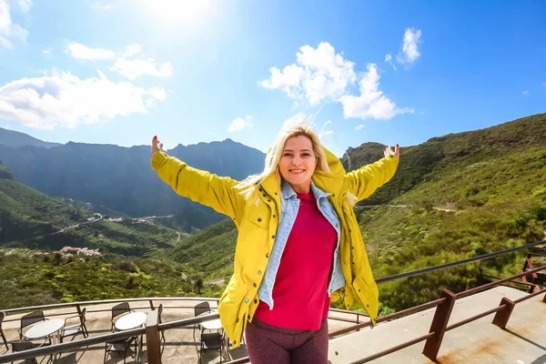 Frau im Bergdorf Masca auf Teneriffa, Spanien. Wahrzeichen Teneriffas — Stockfoto