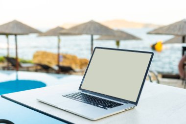 yüzme havuzunun yanında yüzen bir bilgisayar