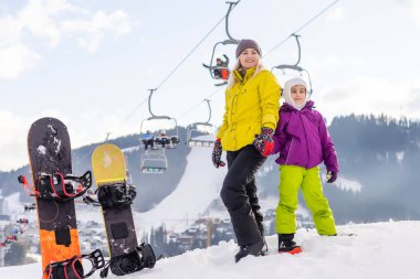Kış, kayak, kar ve güneş - aile kış tatilinin tadını çıkarıyor