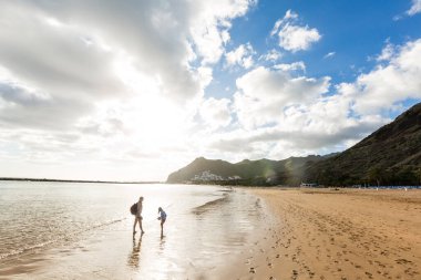 mükemmel kumsal sıcak yaz gününde