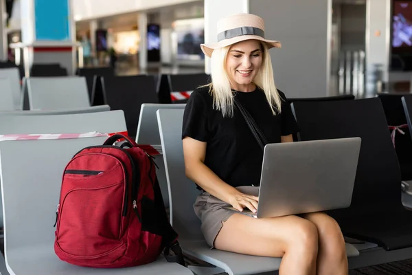 Mujer de negocios con maleta en salón del aeropuerto — Foto de Stock
