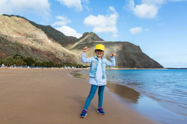 Милая маленькая девочка играет на песчаном пляже Тенерифе, Канарские острова — стоковое фото