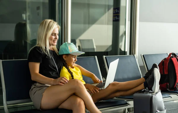 Счастливые мать и дочь в аэропорту, путешествующие вместе — стоковое фото