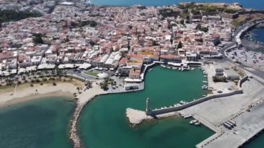 Girit, Yunanistan. Deniz gemileri, tekneleri ve deniz feneri olan liman. Retimno