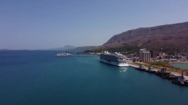 Girit, Yunanistan. Ön planda - Heraklion limanının deniz ve iskelesi, yükleme ekipmanları, yolcu gemileri, yatlar, arka planda