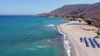 Sea Bay ve Boş Kum Sahili ile birlikte Yunan Hava Doğası manzarası. Yunanistan 'ın Girit kentinde Güzel Tatil ve Turizm Merkezi.