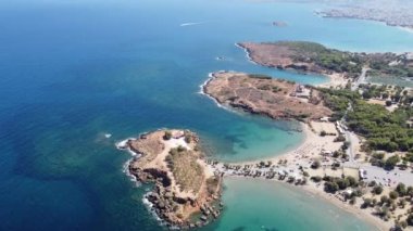 İnsansız hava aracının su altı resiflerindeki görüntüsü ve Akdeniz kıyısındaki şeffaf suyla birlikte plajların yakınındaki kayalıklar. Kamera aşağı bakıyor. Girit, Yunanistan.