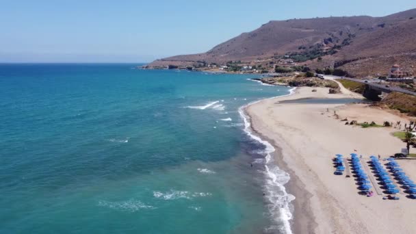 Воздушный пейзаж Греции с морской бухтой и пустым песчаным пляжем. Отдых и отдых на Крите, Греция. — стоковое видео