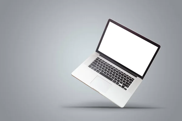 Nouvel écran d'ordinateur portable avec clavier et écran blanc vierge isolé sur fond blanc . — Photo