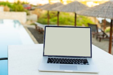 Tablo arka plan bir havuz olarak bilgisayarda.