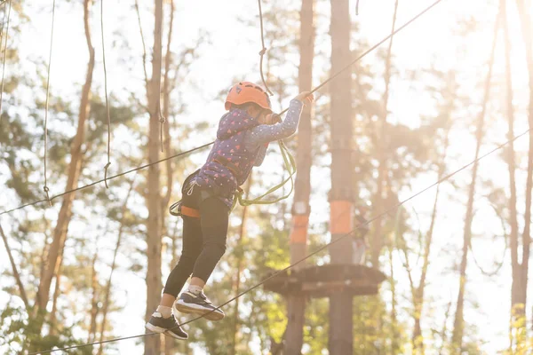 Gelukkig klein meisje in een touw park op de hout achtergrond — Stockfoto