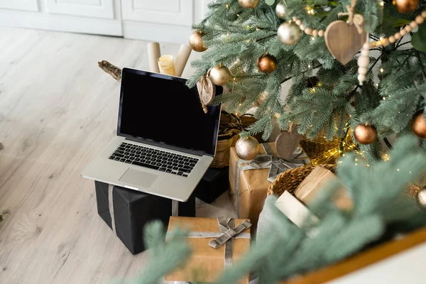 노트북이요. 크리스마스 트리와 배경의 선물들 — 스톡 사진