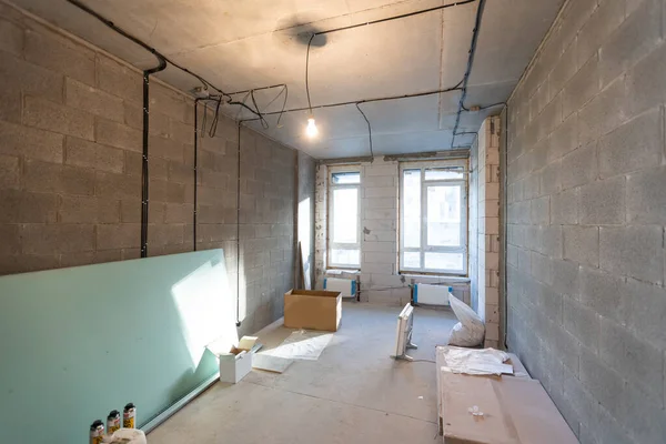 Werkproces van het installeren van metalen frames voor gipsplaten -gipsplaten - voor het maken van gipsplaten muren in appartement is in aanbouw, verbouwing, renovatie, uitbreiding, restauratie en wederopbouw — Stockfoto