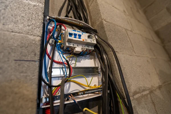 Réparation d'appareillage électrique. Un électricien remplace les vieux dispositifs de câblage électrique — Photo