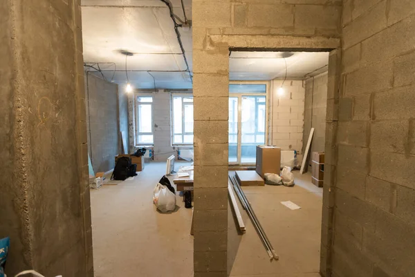 Proces prac związanych z montażem metalowych ramek do płyt gipsowo-kartonowych - do wykonywania ścian gipsowych w mieszkaniu jest w trakcie budowy, przebudowy, renowacji, rozbudowy, renowacji i przebudowy — Zdjęcie stockowe