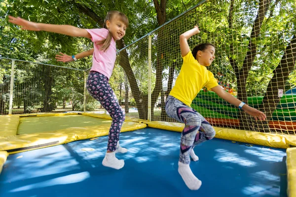 Crianças felizes pulando no trampolim — Fotografia de Stock