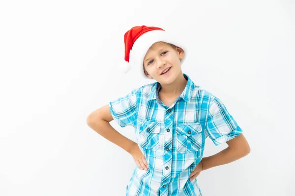 Хлопчик одягнені як Санта-Клаус ізольовані на білому тлі — стокове фото