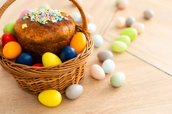 Bolo de Páscoa e ovos coloridos na mesa festiva de Páscoa — Fotografia de Stock