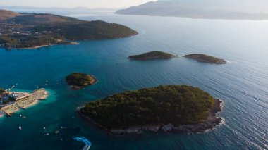 Arnavutluk Rivierası, yukarıdaki ada ve denizden Ksamil 'in güzel hava manzarası