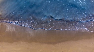 Kumlu sahilde denizin yumuşak dalgası