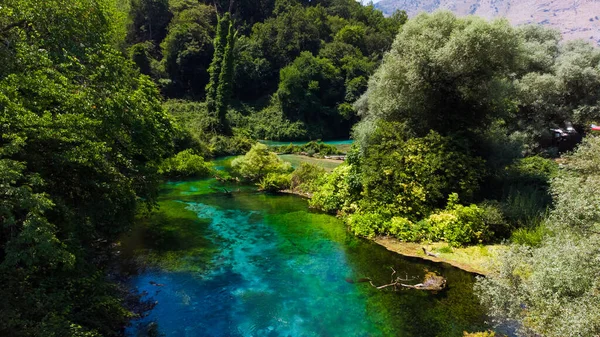 Прекрасная бирюзовая весна Голубой глаз, Албания. Источник очень мощный, холодный и глубокий и является источником реки Bistrice — стоковое фото