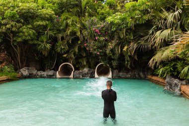 Su parkında nöbet tutan bir cankurtaran kavramı