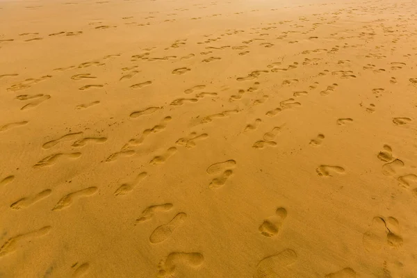 바다에 뷰어에서 최고의 해변 모래 위에 발자국 — 스톡 사진