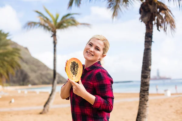 Frau, die Papaya isst. Frau mit frischen Früchten Papaya im Freien. — Stockfoto