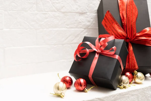Caja de regalo negra con lazo rojo y cintas sobre fondo blanco — Foto de Stock