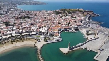 Hava görüntüsü. Girit adasındaki Rethymno kasabası. Şehrin tarihi kısmı ve liman..