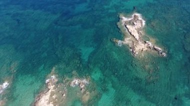 Taş plaj ve sakin sular