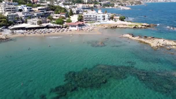Vídeo aéreo de drones de playa en la isla de Creta, Grecia. — Vídeo de stock
