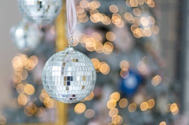 Topları Noel ağacına yakın tut. Arka planda Bokeh çelenkleri. Yeni yıl konsepti