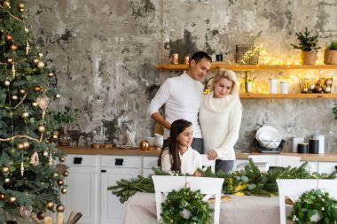 Aile, Noel, Noel, kış, mutluluk ve insanların konsepti. Gülümseyen aile Noel hazırlığı..