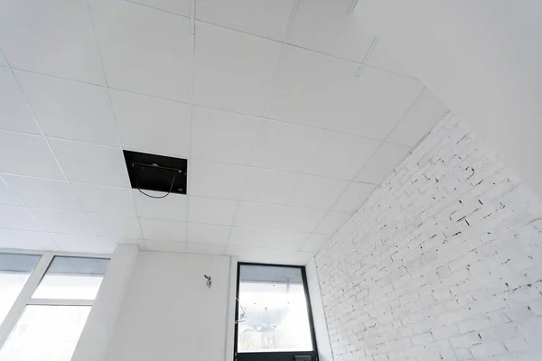 オフィスビル内の天井と照明. — ストック写真