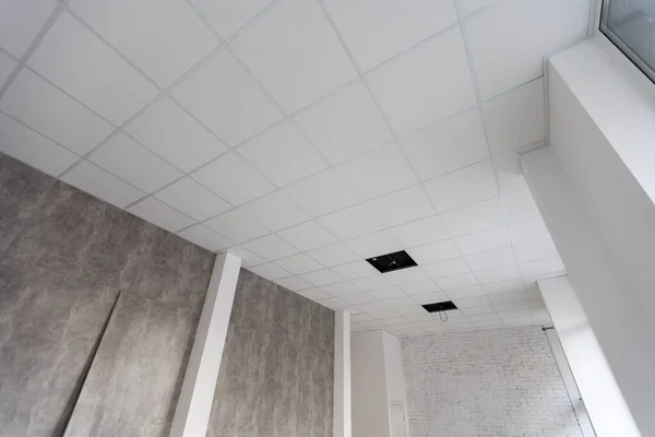 Techo blanco en la oficina. techo blanco puede reflejar bien la luz. La luz correcta en el trabajo. Oficina de espacio interior blanco vacío abstracto. espacio de copia. — Foto de Stock