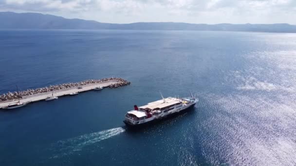 Statek wycieczkowy w porcie na Krecie, Grecja. — Wideo stockowe