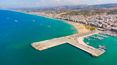 Bar ve restoranları olan Rethymno eski limanı, Girit, Yunanistan