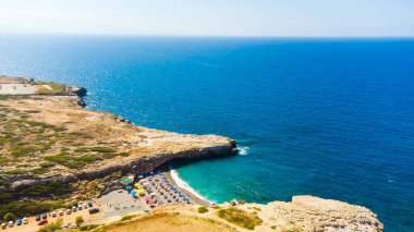 Yunanistan 'ın Girit adasındaki Rethymno şehir plajı bir İHA' dan.