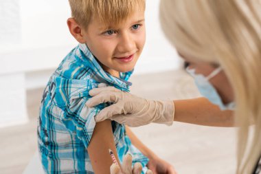 kadın doktor enjeksiyon için küçük çocuk yapma
